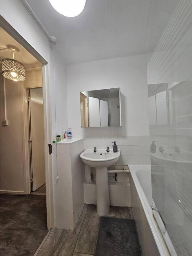 Stunning 1-Bed Apartment In London Eksteriør billede
